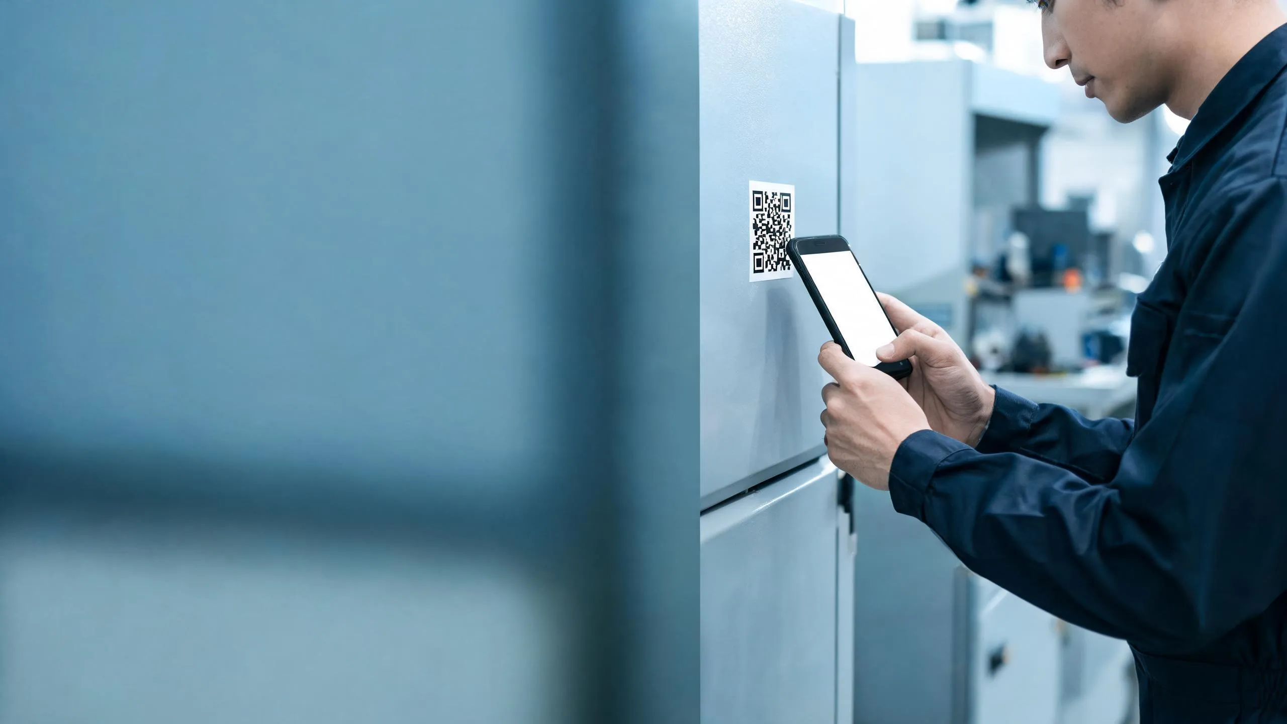 Technikerin scannt einen QR-Code an einer Maschine